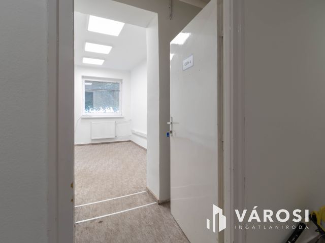 Fáy utcai irodaépületben földszinti, 16 m2-es iroda kiadó