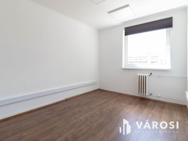1.emeleti, 16 m2-es iroda saját minikonyhával a Fáy utcában
