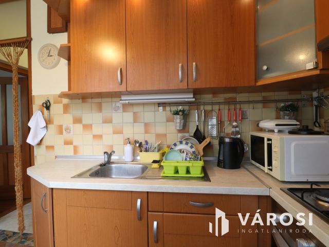 5 szintes épület 2. emeletén a Lugas utcában.