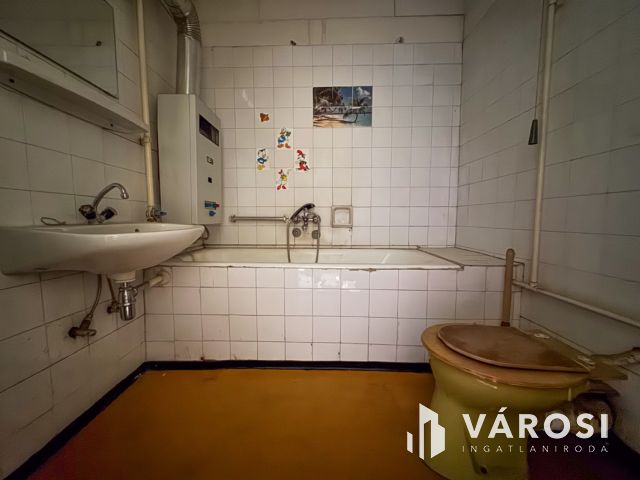 Felújítandó, 2. emeleti lakás kilátással a Kossuth térre